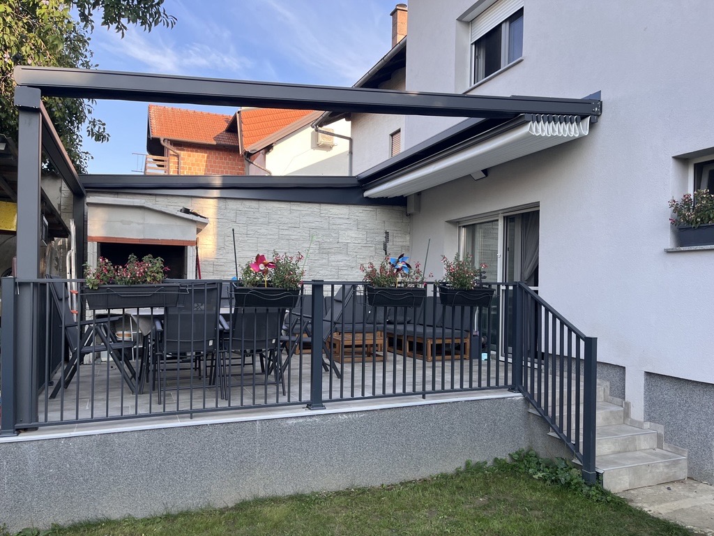 Pergola s uvučenim krovom