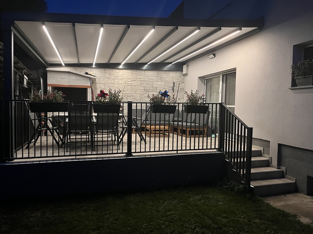 Pergola s LED rasvjetom noću